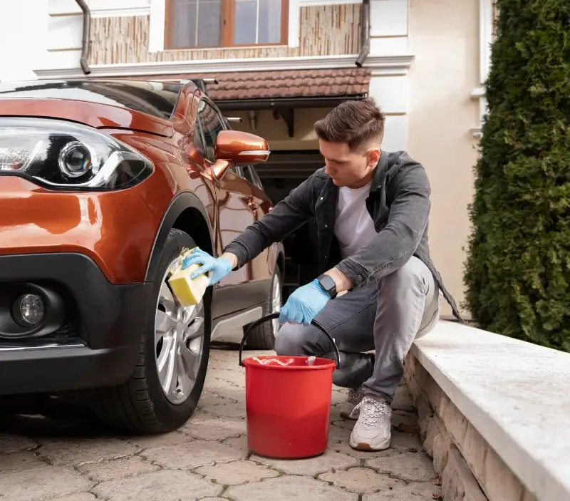 Lavage auto à domicile Albaret-Sainte-Marie : professionnel intervenant sur un véhicule